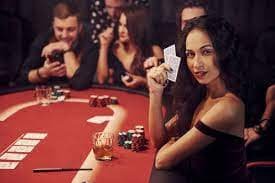 Meja live blackjack dengan dealer profesional Live studio casino dengan dealer